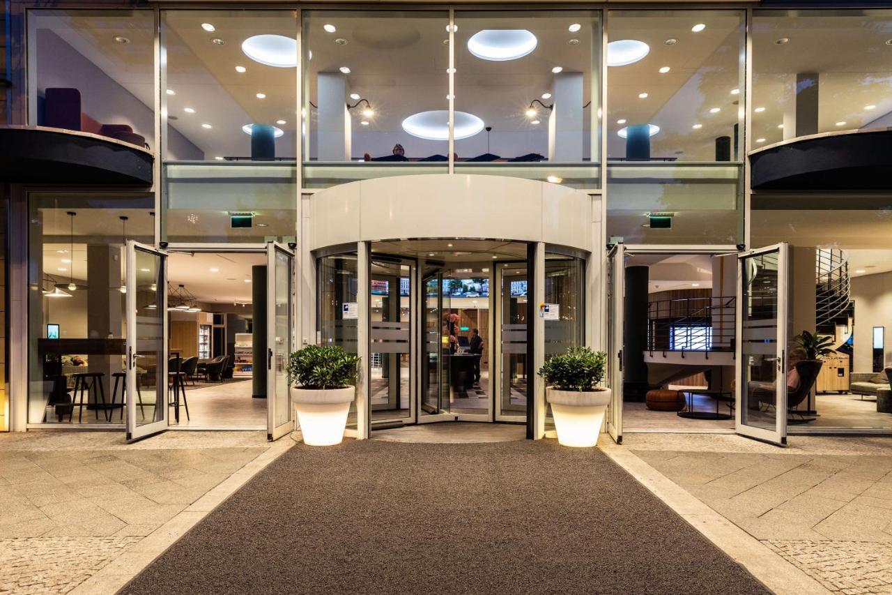 Hotel Berlin, Berlin, A Member Of Radisson Individuals Buitenkant foto The entrance of the hotel