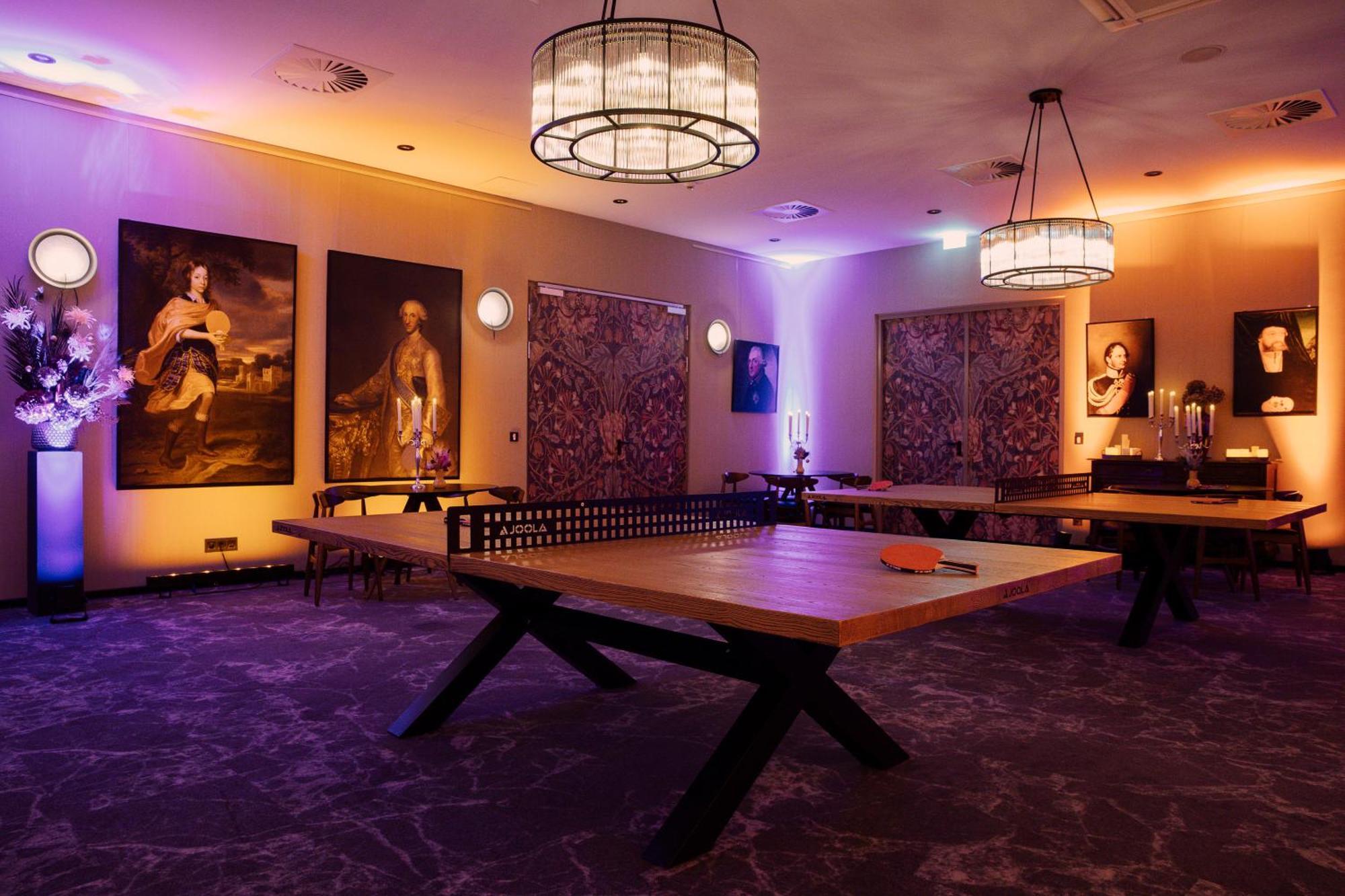 Hotel Berlin, Berlin, A Member Of Radisson Individuals Buitenkant foto The table tennis room at the hotel